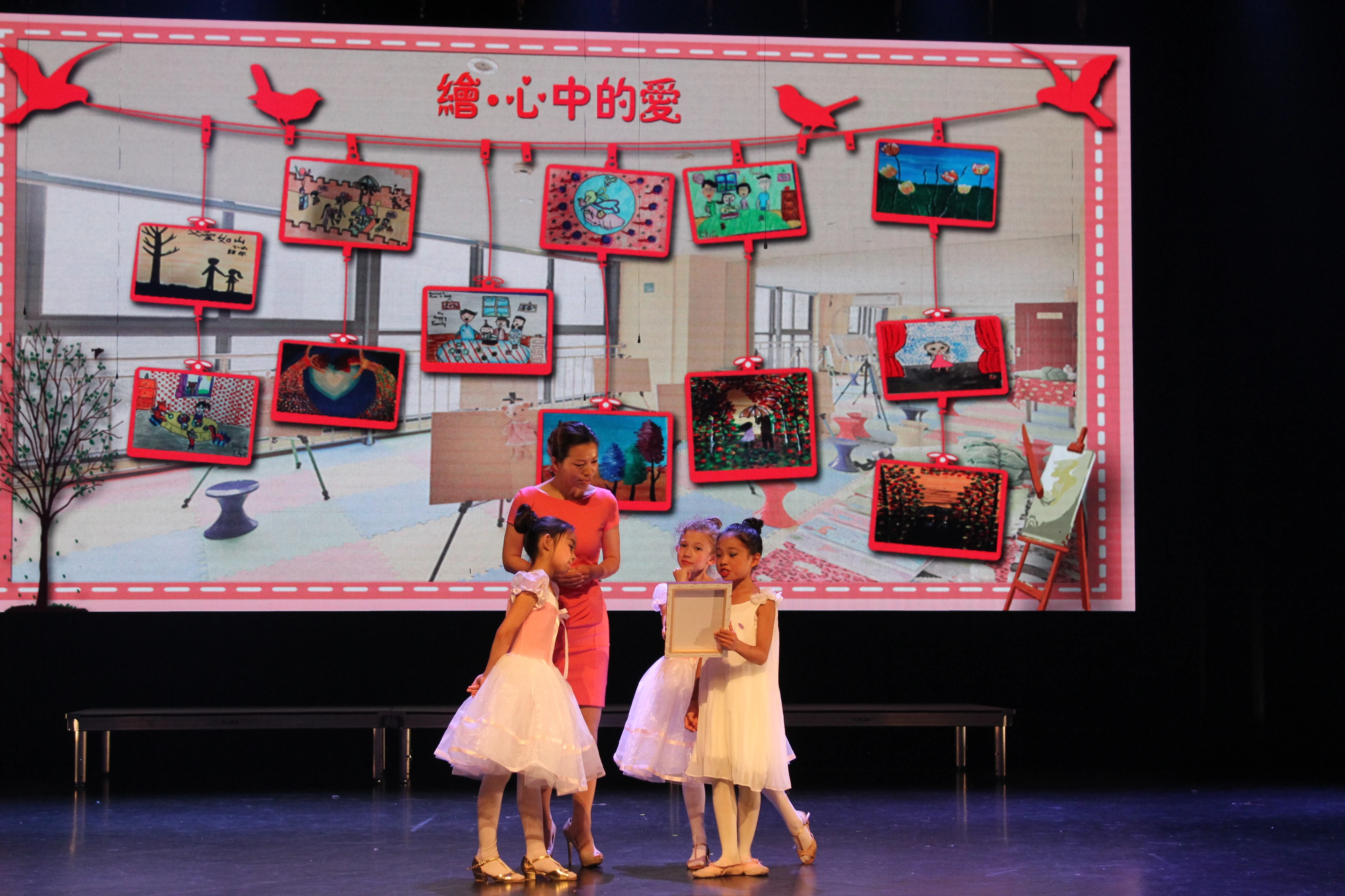 XinYi Class students smiling with their teacher